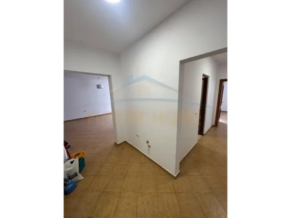 Tirane, jepet me qera apartament 2+1+Ballkon Kati 2, 115 m² 450 € (Don Bosco)