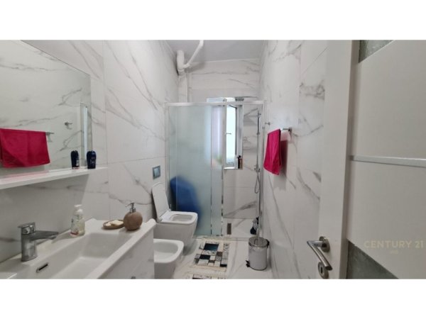 Tirane, jepet me qera apartament 1+1 , 67 m² 700 € (sheshi willson)