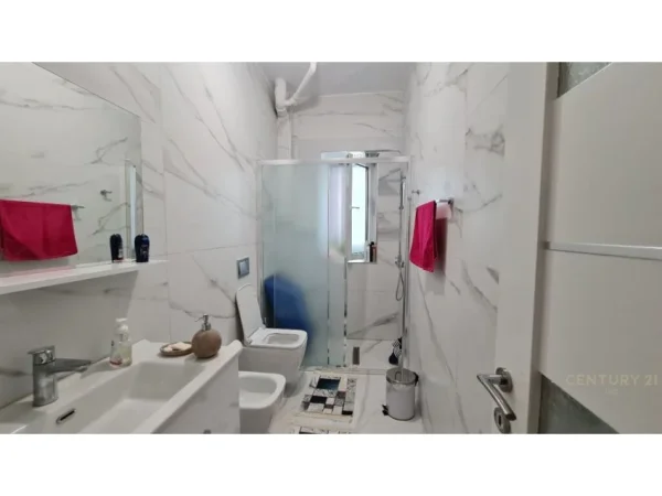 Tirane, jepet me qera apartament 1+1 , 67 m² 700 € (sheshi willson)