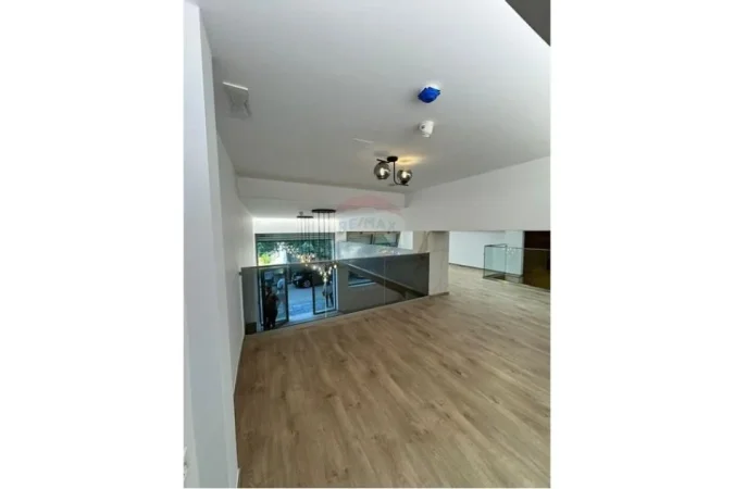 Tirane, jepet me qera ambjent biznesi Kati 0, 80 m² 1.000 € (JEPET ME QIRA AMBJENT BIZNESI 80M2 KOMUNA E PARISIT)