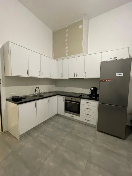 Okazion!!!! te Kompleksi Kontakt Tirane, shes apartament 1+1+Ballkon Kati 1, (Frosina Plaku