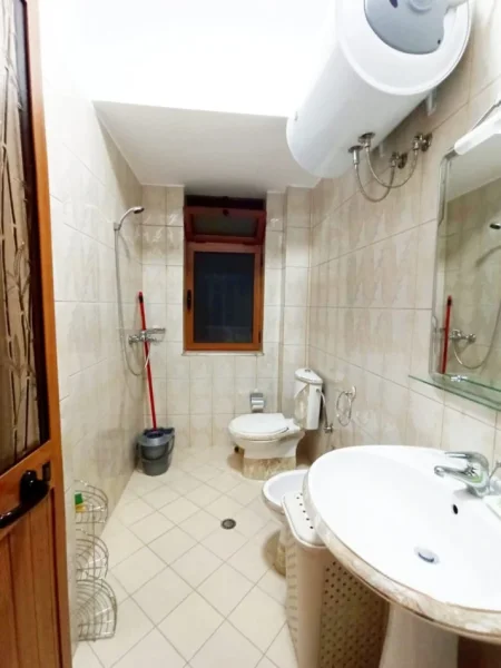 Tirane, jepet me qera apartament 2+1+Ballkon Kati 2, 90 m² 650 € (Rruga Milto Tutulani)