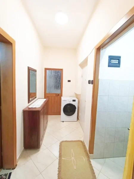 Tirane, jepet me qera apartament 2+1+Ballkon Kati 2, 90 m² 650 € (Rruga Milto Tutulani)