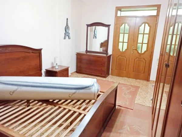 Tirane, jepet me qera apartament 2+1+Ballkon Kati 2, 90 m² 650 € (Rruga Milto Tutulani)