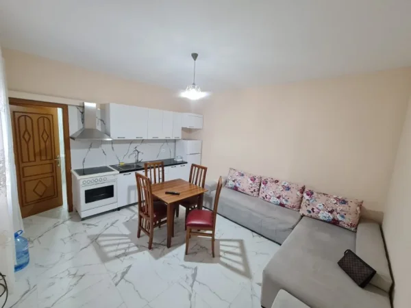 Tirane, jepet me qera apartament 1+1+Ballkon Kati 2, 60 m² 400 € (KINOSTUDIO)