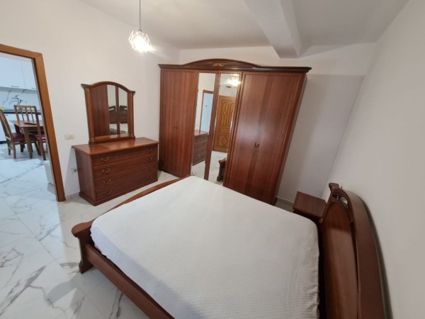 Tirane, jepet me qera apartament 1+1+Ballkon Kati 2, 60 m² 400 € (KINOSTUDIO)