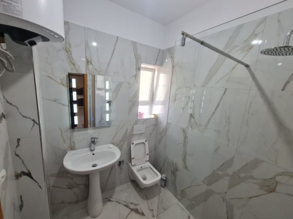 Tirane, jepet me qera apartament 1+1+Ballkon Kati 2, 60 m² 400 € (KINOSTUDIO)