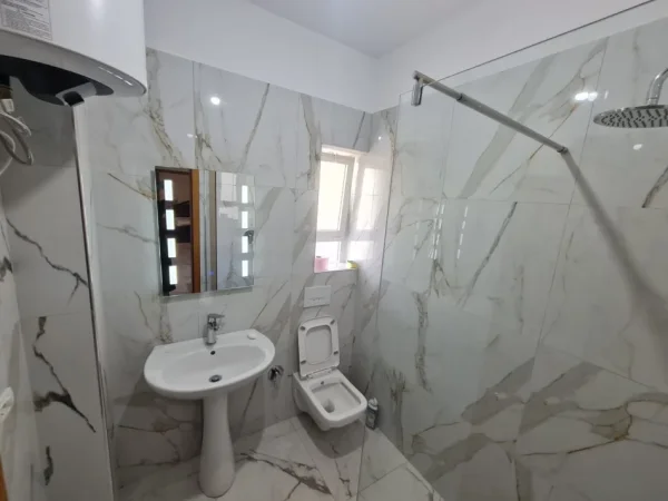 Tirane, jepet me qera apartament 1+1+Ballkon Kati 2, 60 m² 400 € (KINOSTUDIO)
