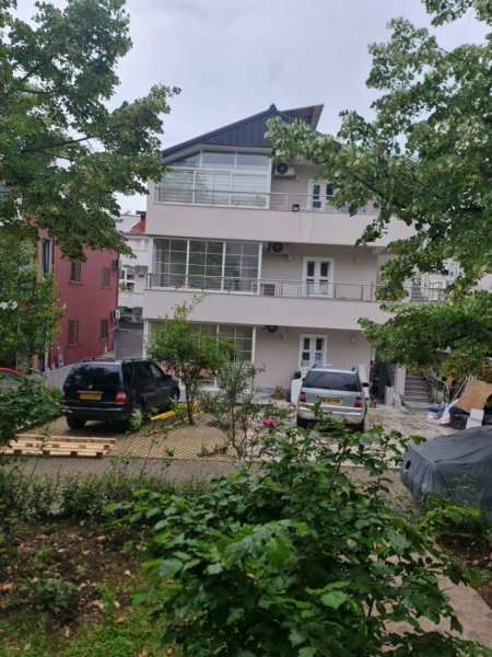 Tirane, jepet me qera apartament 1+1+Ballkon Kati 2, 60 m² 400 € (KINOSTUDIO)