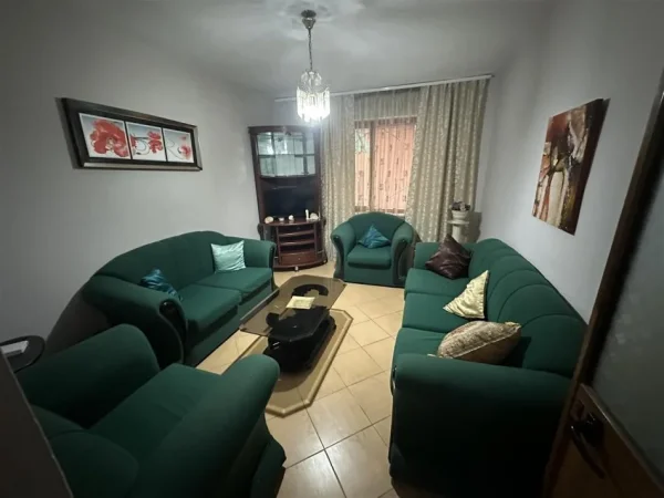 Tirane, jepet me qera apartament 1+1 Kati 1, 65 m² 600 € (XHAMLLIKU)