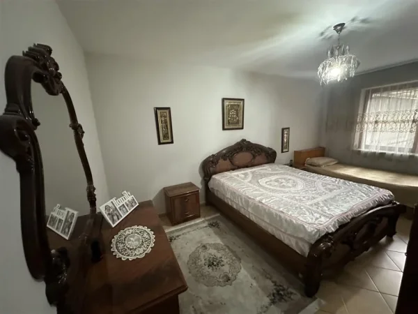 Tirane, jepet me qera apartament 1+1 Kati 1, 65 m² 600 € (XHAMLLIKU)