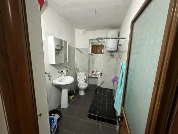 Tirane, jepet me qera apartament 1+1 Kati 1, 65 m² 600 € (XHAMLLIKU)