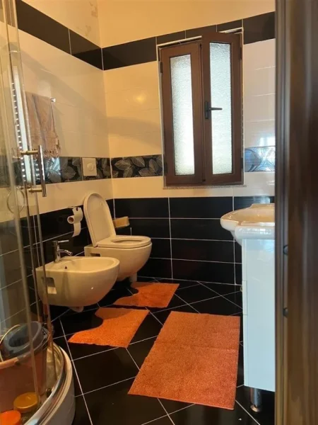 Durres, shitet shtepi 4+1+Ballkon Kati 3, 200 m² 130.000 € (Spitali, Durres)