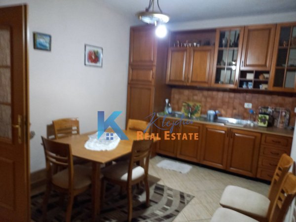 Tirane, jepet me qera apartament 2+1 Kati 2, 100 m² 670 € (Sheshi Wilson, afer fakultetit juridik)