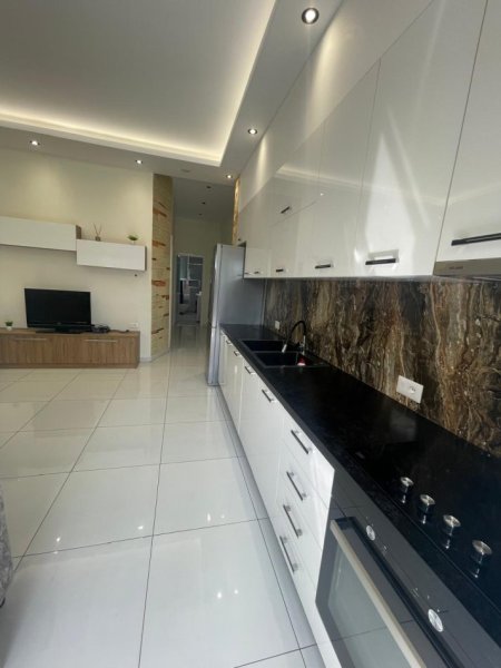 Tirane, jepet me qera apartament 2+1 Kati 2, 100 m² 550 € (rruga Jordan Misja)