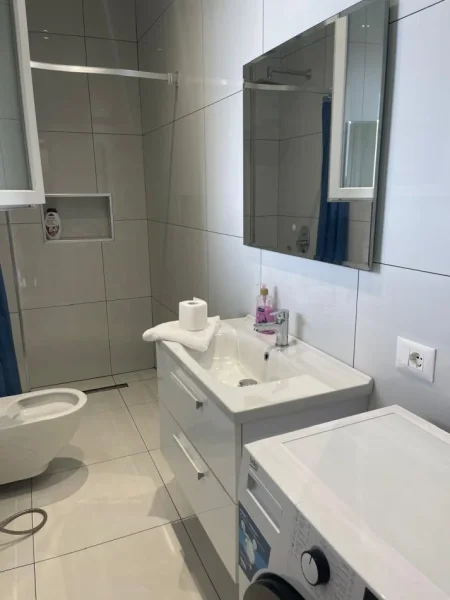 Tirane, jepet me qera apartament 2+1 Kati 2, 100 m² 550 € (rruga Jordan Misja)