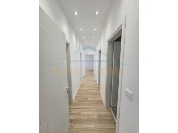 Tirane, jepet me qera apartament 3+1+Aneks+Ballkon Kati 9, 135 m² 1.500 € (Rruga e Kavajes)