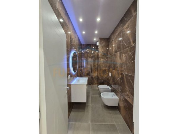 Tirane, jepet me qera apartament 3+1+Aneks+Ballkon Kati 9, 135 m² 1.500 € (Rruga e Kavajes)