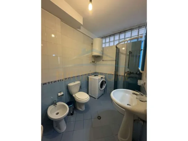 Tirane, jepet me qera apartament 2+1+Aneks+Ballkon Kati 4, 97 m² 450 € (Yzberisht)