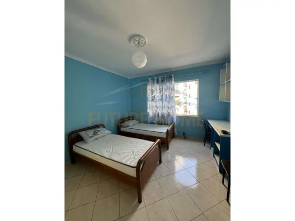 Tirane, jepet me qera apartament 2+1+Aneks+Ballkon Kati 4, 97 m² 450 € (Yzberisht)