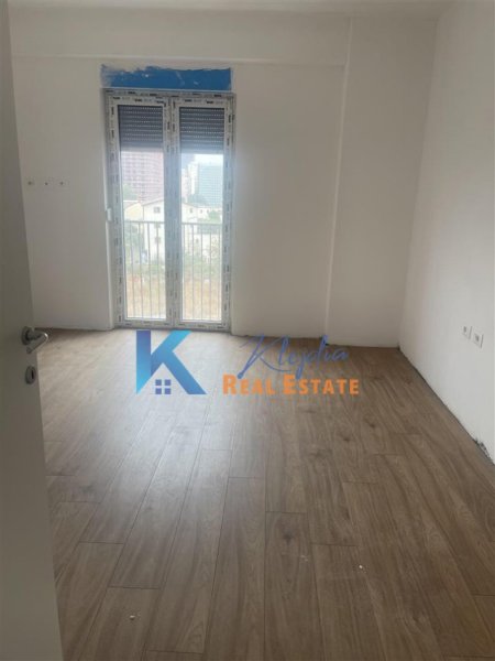 Tirane, jepet me qera apartament 3+1 Kati 4, 148 m² (Bulevardi i Ri, kompleksi Orbital 1)