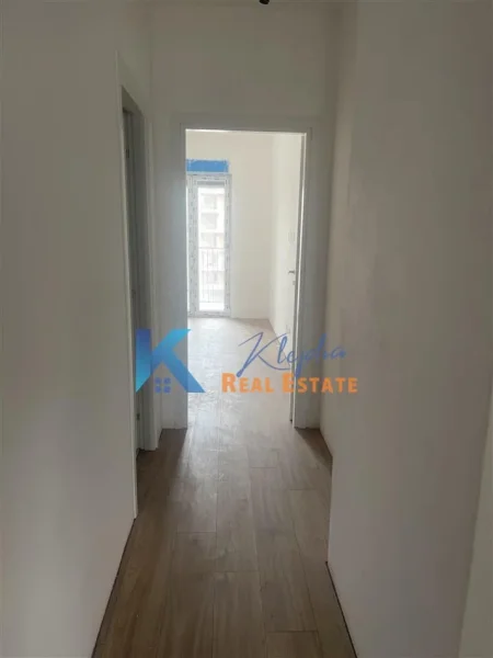 Tirane, jepet me qera apartament 3+1 Kati 4, 148 m² (Bulevardi i Ri, kompleksi Orbital 1)
