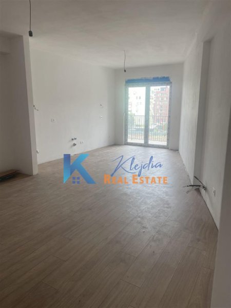 Tirane, jepet me qera apartament 3+1 Kati 4, 148 m² (Bulevardi i Ri, kompleksi Orbital 1)