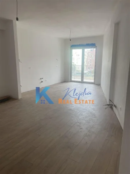 Tirane, jepet me qera apartament 3+1 Kati 4, 148 m² (Bulevardi i Ri, kompleksi Orbital 1)