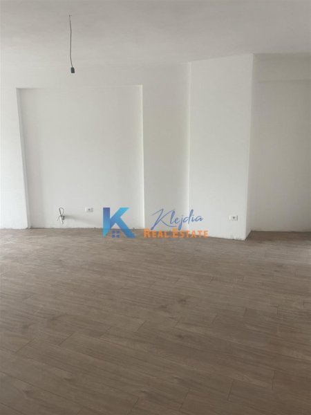 Tirane, jepet me qera apartament 3+1 Kati 4, 148 m² (Bulevardi i Ri, kompleksi Orbital 1)