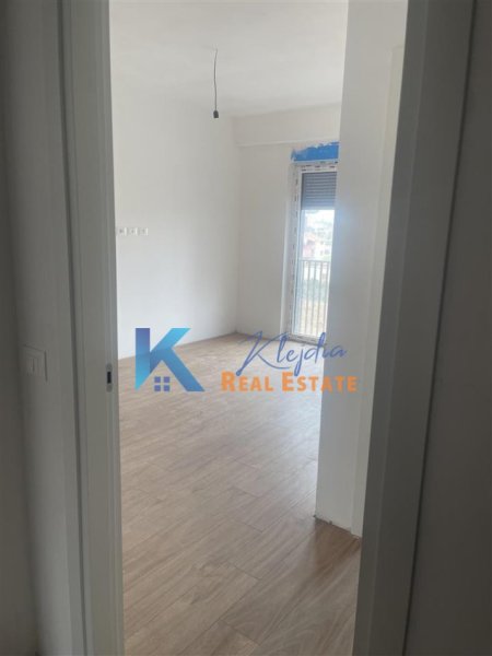 Tirane, jepet me qera apartament 3+1 Kati 4, 148 m² (Bulevardi i Ri, kompleksi Orbital 1)