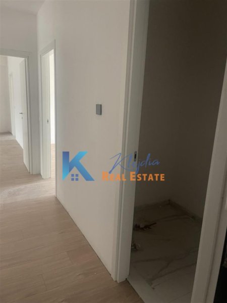 Tirane, jepet me qera apartament 3+1 Kati 4, 148 m² (Bulevardi i Ri, kompleksi Orbital 1)