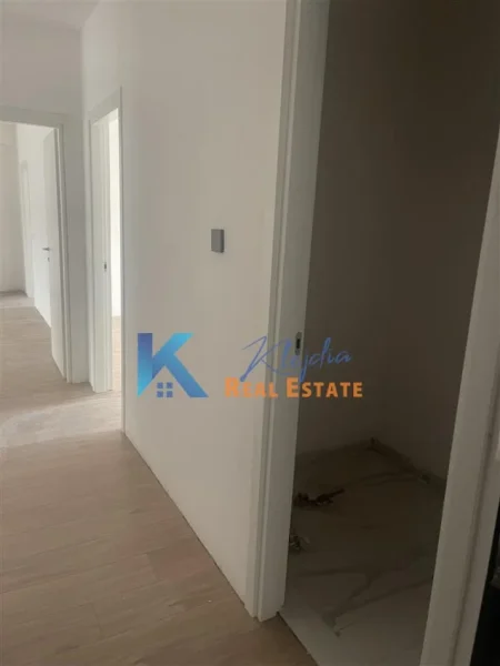 Tirane, jepet me qera apartament 3+1 Kati 4, 148 m² (Bulevardi i Ri, kompleksi Orbital 1)