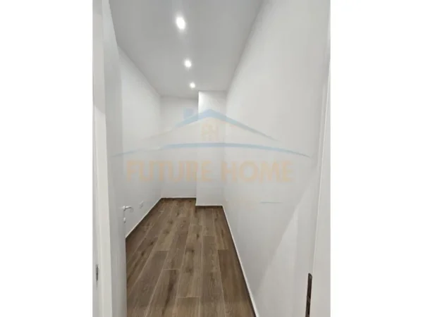 Tirane, jepet me qera zyre Kati 9, 116 m² 1.500 € (Rruga e Kavajes)