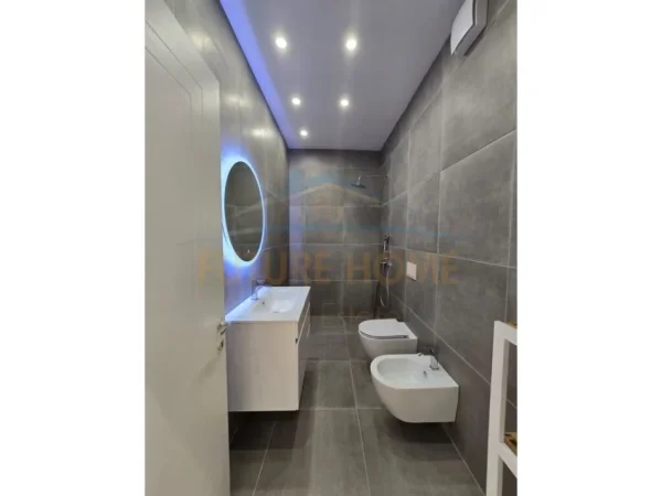 Tirane, jepet me qera zyre Kati 9, 116 m² 1.500 € (Rruga e Kavajes)