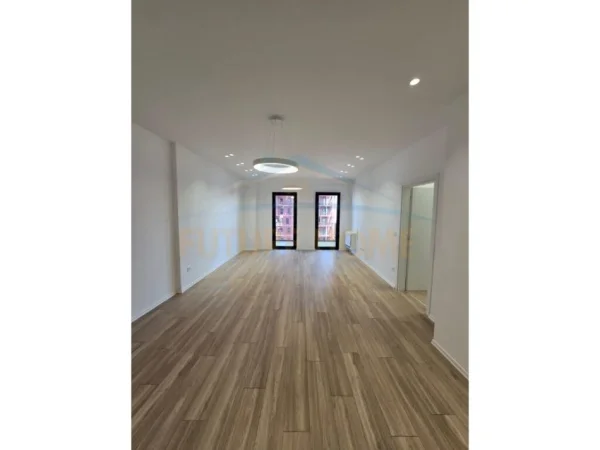 Tirane, jepet me qera zyre Kati 9, 116 m² 1.500 € (Rruga e Kavajes)