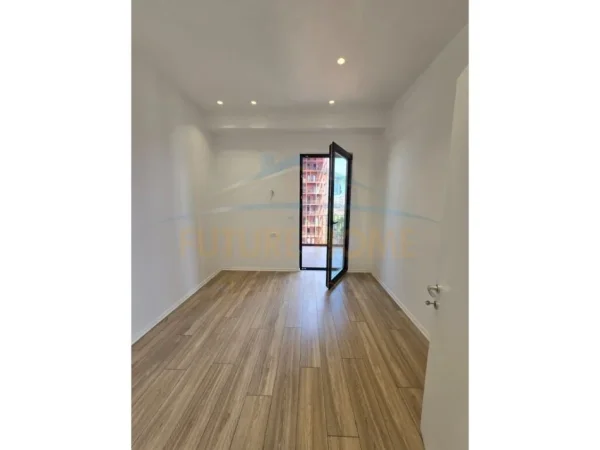 Tirane, jepet me qera zyre Kati 9, 116 m² 1.500 € (Rruga e Kavajes)