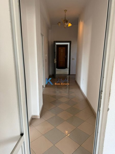Tirane, shitet apartament 2+1 Kati 5, 115 m² 115.000 € (Laprake, afer Kupoles)