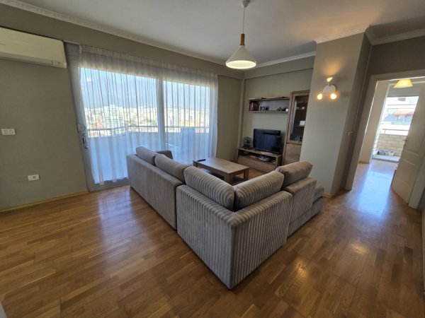 Tirane, shitet apartament 1+1 Kati 10, 97 m² 190.000 € (Kompleksi Halili prane Vila Gold)
