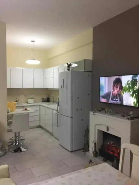 Tirane, jepet me qera apartament 1+1+Ballkon Kati 4, 70 m² 699 € (Rruga e Bogdaneve)