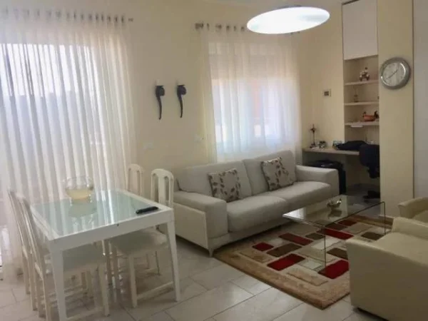 Tirane, jepet me qera apartament 1+1+Ballkon Kati 4, 70 m² 699 € (Rruga e Bogdaneve)