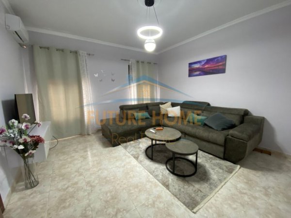 Tirane, jepet me qera apartament 2+1+Ballkon Kati 4, 109 m² 1.000 € (Blloku)