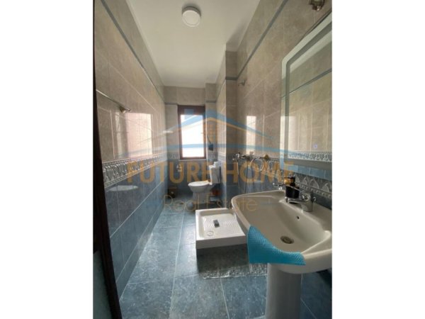 Tirane, jepet me qera apartament 2+1+Ballkon Kati 4, 109 m² 1.000 € (Blloku)