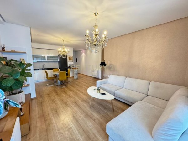Tirane, jepet me qera apartament 2+1 Kati 2, 114 m² 950 € (liqeni i thate)