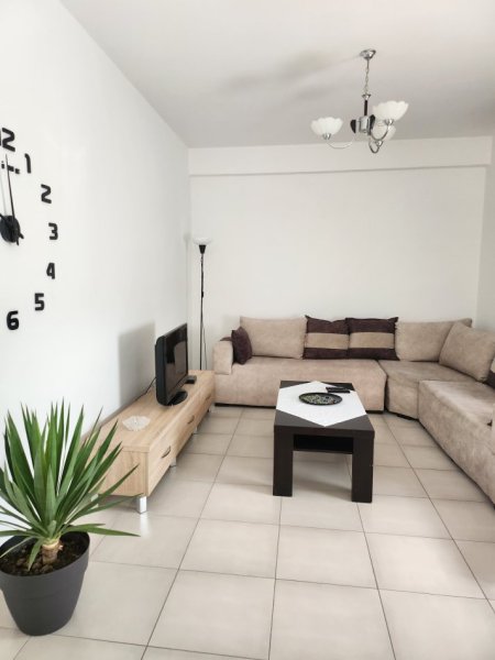 Tirane, jepet me qera apartament 90m² ne afersi te kristalit  450 € (Kristal)