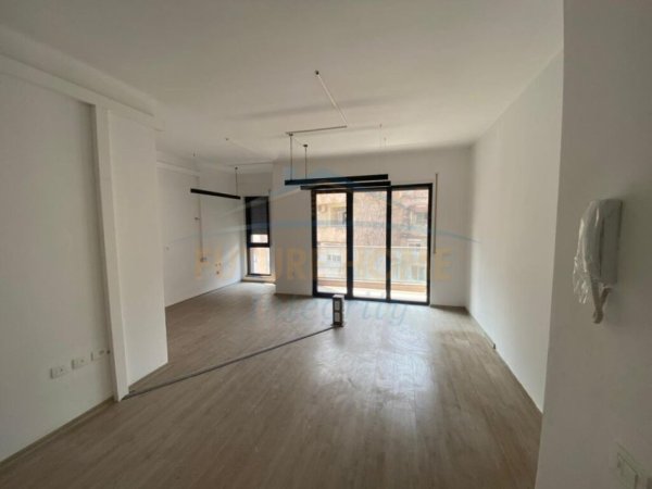Tirane, jepet me qera apartament 1+1+Ballkon Kati 1, 59 m² 500 € (Rruga e Barrikadave, Tiranë.)