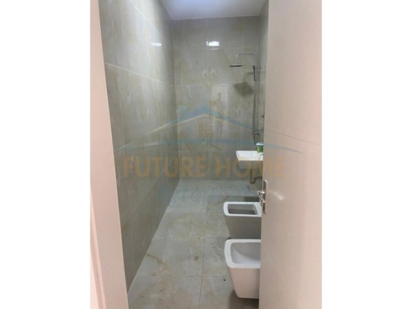 Tirane, jepet me qera apartament 1+1+Ballkon Kati 1, 59 m² 500 € (Rruga e Barrikadave, Tiranë.)