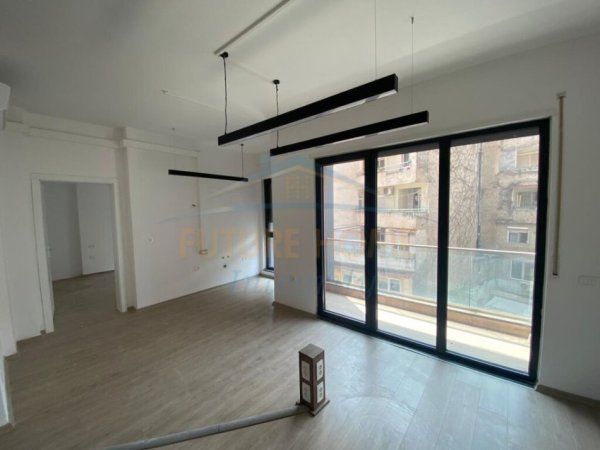 Tirane, jepet me qera apartament 1+1+Ballkon Kati 1, 59 m² 500 € (Rruga e Barrikadave, Tiranë.)