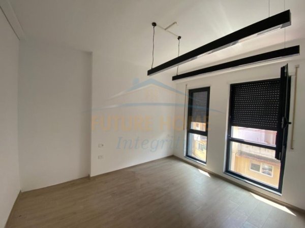 Tirane, jepet me qera apartament 1+1+Ballkon Kati 1, 59 m² 500 € (Rruga e Barrikadave, Tiranë.)