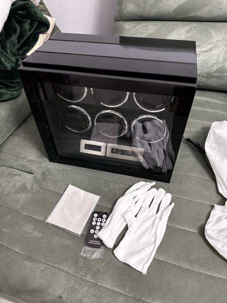 Tirane, shes SHITET KUTI ORASH LUKSOZE ME KURDISJE EDHE AKSESORESH E ARDHUR NGA ZVICRA ME DRRU PIANO BLACK CARBON ME LED TOUCH ME SHENJ GISHTI FINGERPRINT ME PULT PER 6 ORA 1.900 €