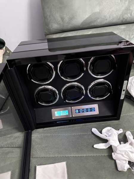 Tirane, shes SHITET KUTI ORASH LUKSOZE ME KURDISJE EDHE AKSESORESH E ARDHUR NGA ZVICRA ME DRRU PIANO BLACK CARBON ME LED TOUCH ME SHENJ GISHTI FINGERPRINT ME PULT PER 6 ORA 1.900 €